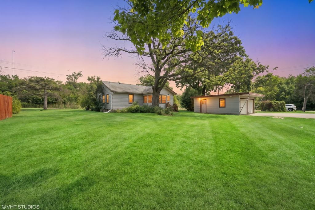 Photo for 4363 W Kennedy Drive, Gurnee, IL 60031 (MLS # 12503791)