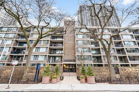 Photo of 1555 N Sandburg Terrace #517, Chicago, IL 60610 (MLS # 12632021)