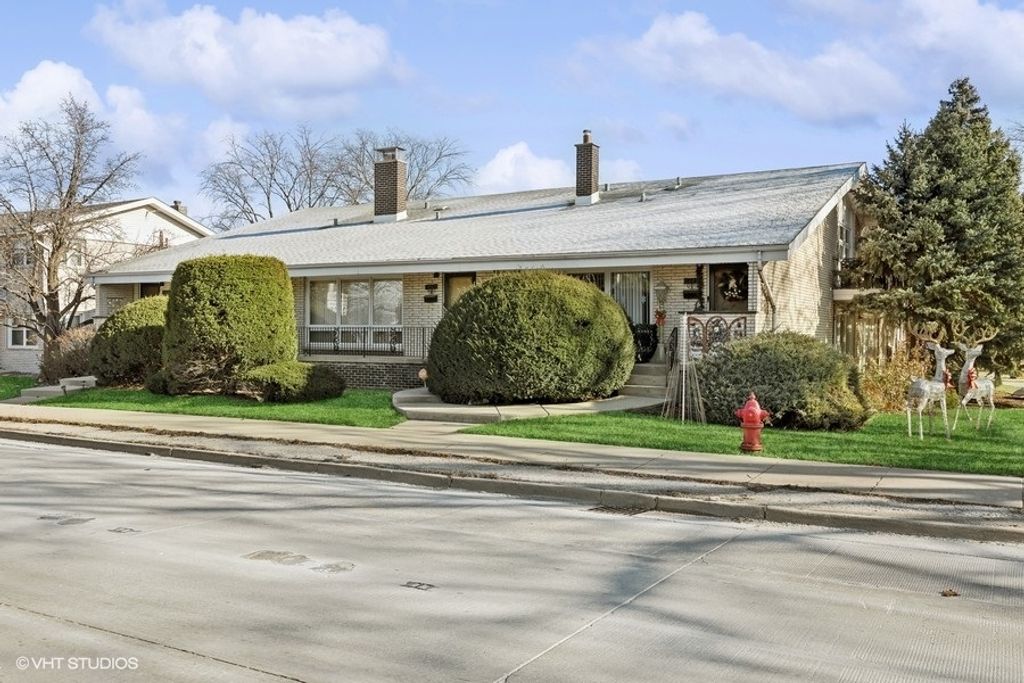 Photo for 1245 S Mannheim Road, Westchester, IL 60154 (MLS # 12463687)