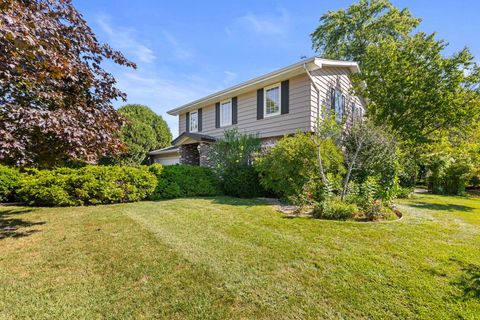 Photo of 455 Laburnum Drive, Northbrook, IL 60062 (MLS # 12474575)