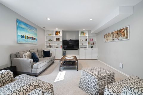 Tiny photo for 740 W Hutchinson Street, Chicago, IL 60613 (MLS # 12604489)