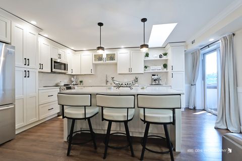 Tiny photo for 150 Red Top Drive #304, Libertyville, IL 60048 (MLS # 12475867)