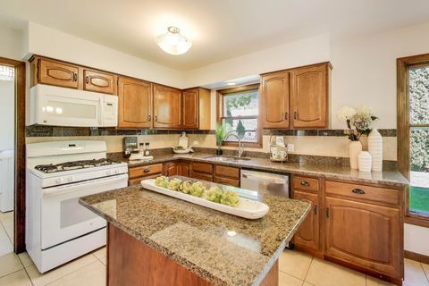 Tiny photo for 812 W Whiting Lane, Arlington Heights, IL 60004 (MLS # 12484045)