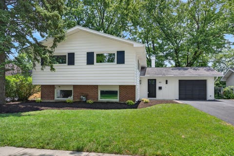 Photo of 405 W Newport Road, Hoffman Estates, IL 60169 (MLS # 12700344)