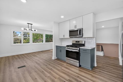 Tiny photo for 405 W Newport Road, Hoffman Estates, IL 60169 (MLS # 12700344)