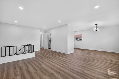 Tiny photo for 405 W Newport Road, Hoffman Estates, IL 60169 (MLS # 12700344)