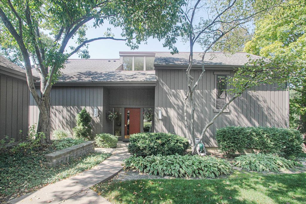 Photo for 716B Old Barn Road #B, Lake Barrington, IL 60010 (MLS # 12470037)