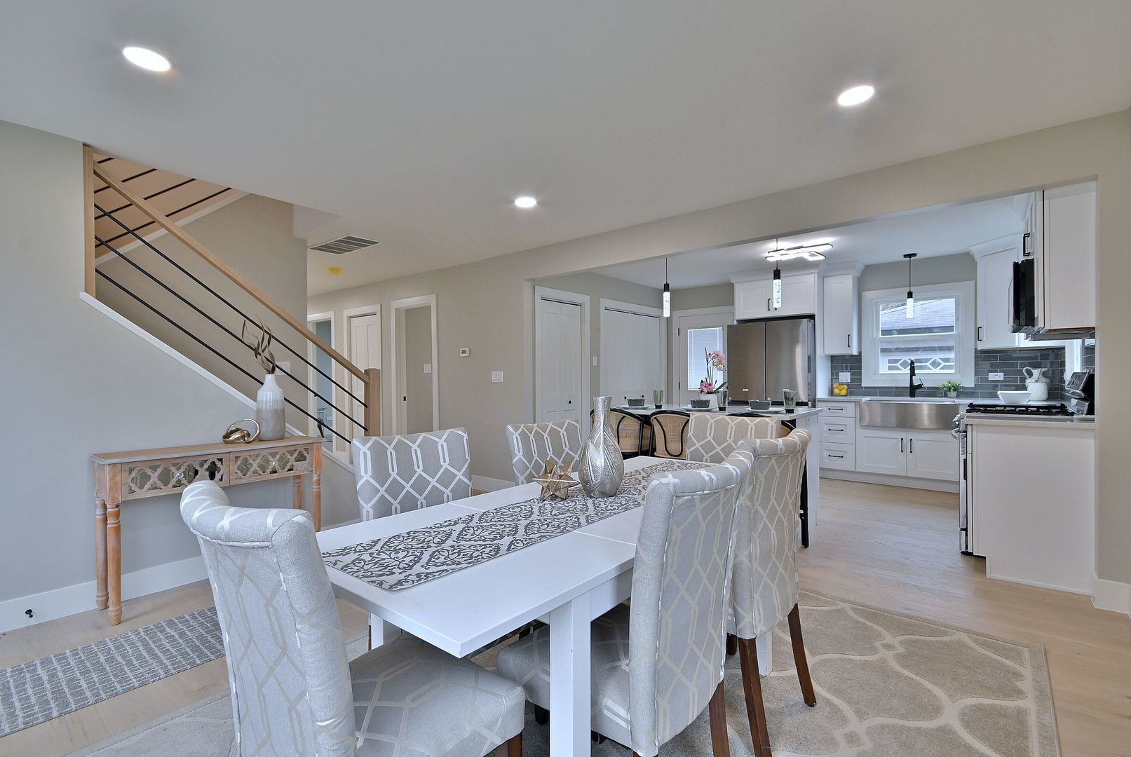 656 W Comstock Avenue