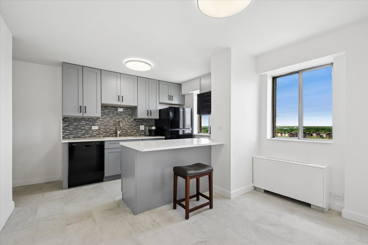 7033 N KEDZIE Avenue 1615