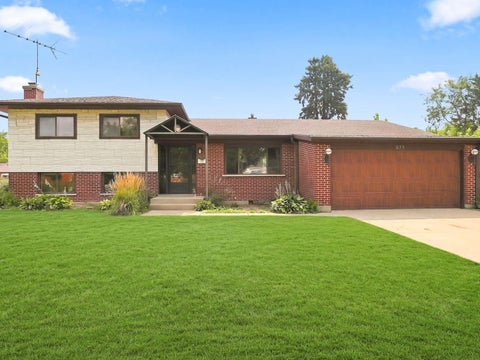 Photo of 935 Anderson Terrace, Des Plaines, IL 60016 (MLS # 12751319)
