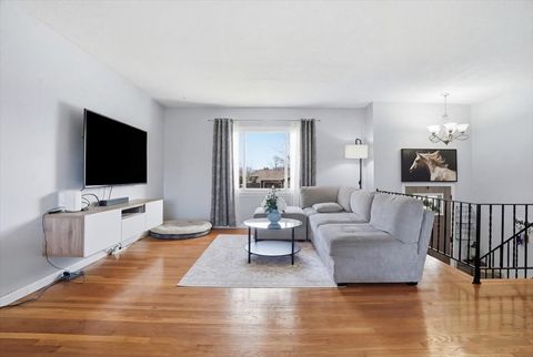 Tiny photo for 394 Northgate Road, Lindenhurst, IL 60046 (MLS # 12593828)