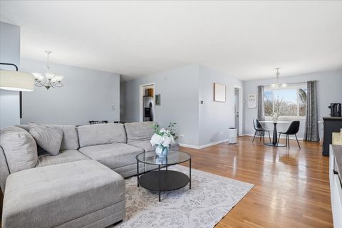 Tiny photo for 394 Northgate Road, Lindenhurst, IL 60046 (MLS # 12593828)