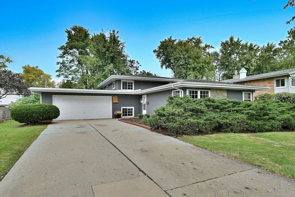 Photo for 711 Cadillac Drive, Wheaton, IL 60187 (MLS # 12496819)