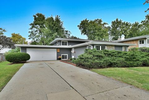 Photo of 711 Cadillac Drive, Wheaton, IL 60187 (MLS # 12496819) Photo of 711 Cadillac Drive, Wheaton, IL 60187 (MLS # 12496819)