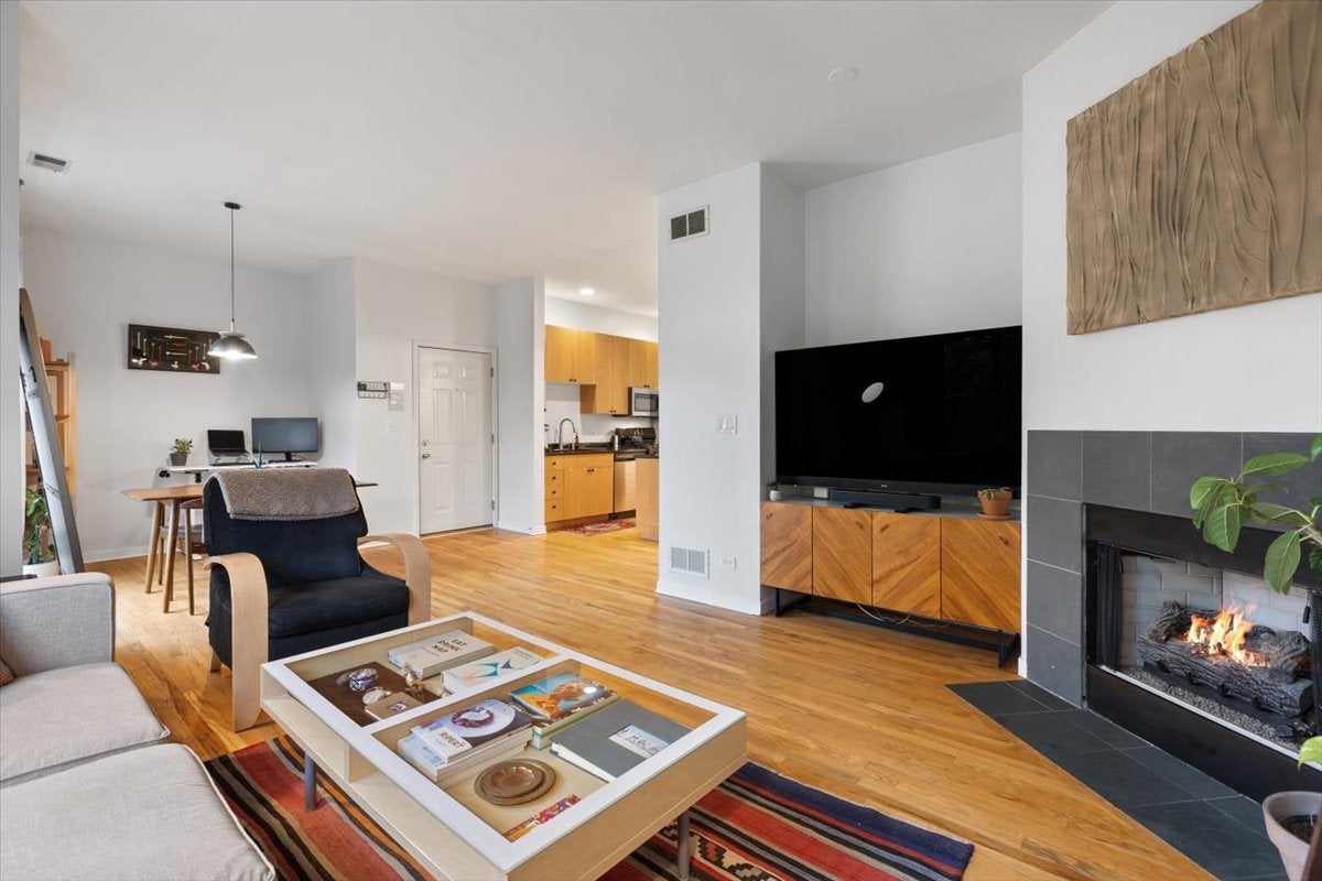 940 W Fry Street 3E