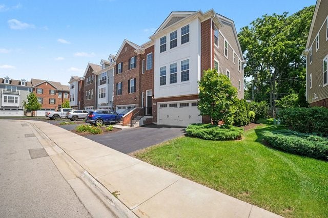 2492 Huntleigh Lane