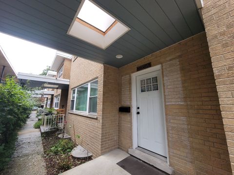 Photo of 2036 W MORSE Avenue #D, Chicago, IL 60645 (MLS # 12490715)