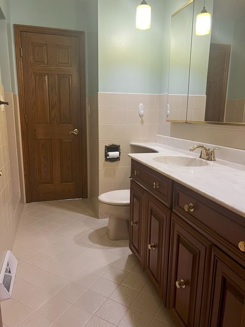 Tiny photo for 720 Ambleside Road, Des Plaines, IL 60016 (MLS # 12471325)