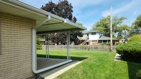 Tiny photo for 720 Ambleside Road, Des Plaines, IL 60016 (MLS # 12471325)