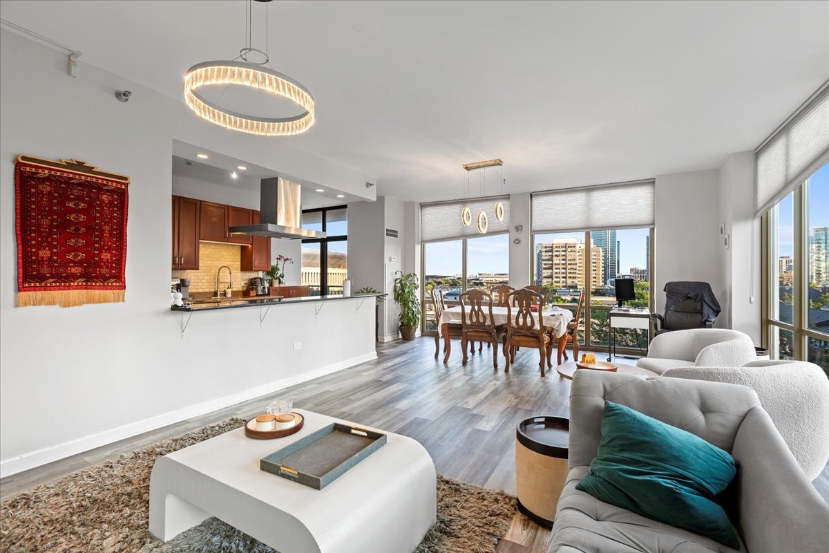 1335 S Prairie Avenue 706