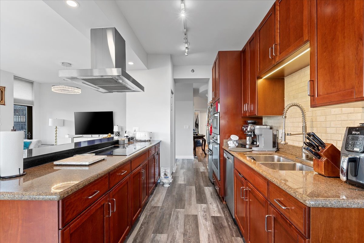 1335 S Prairie Avenue 706