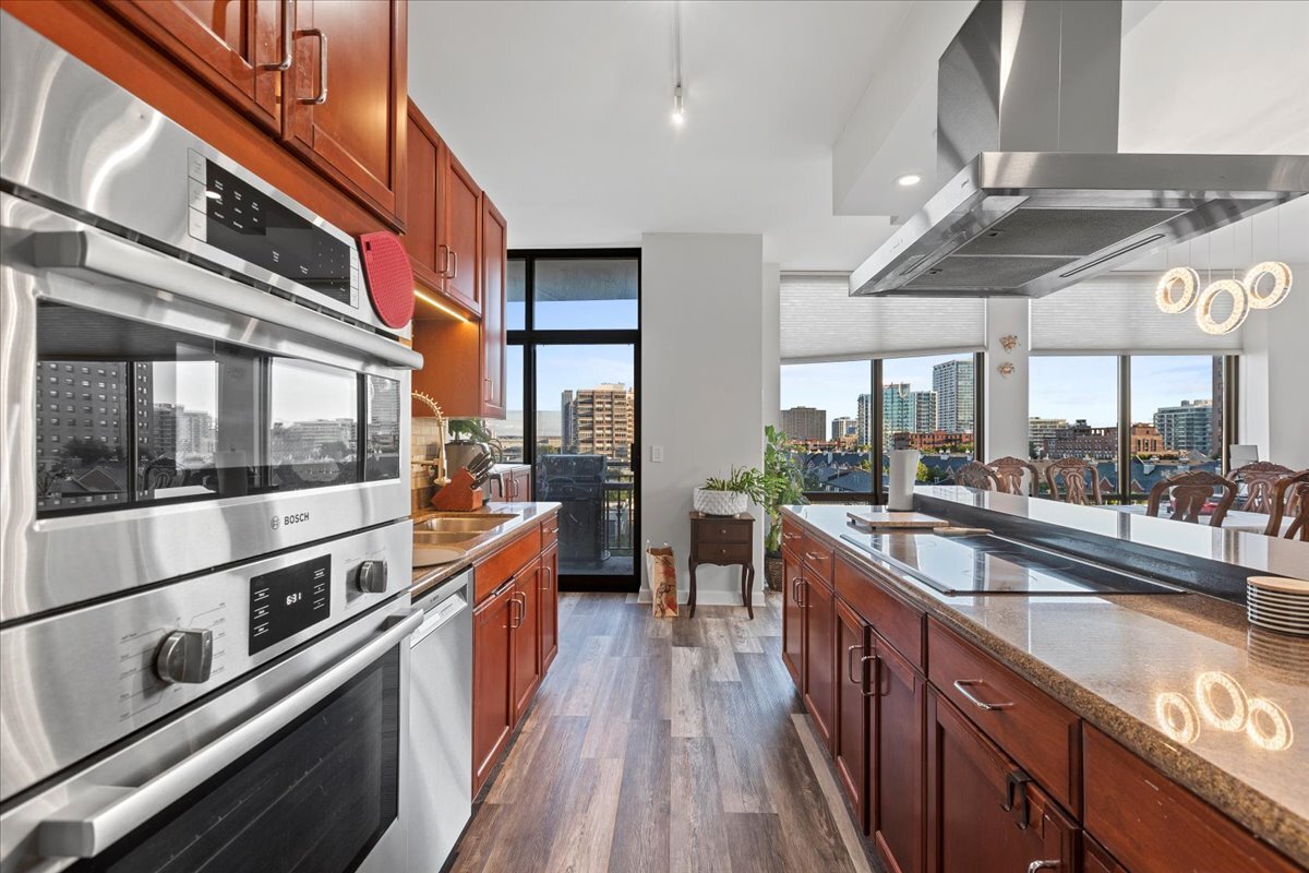 1335 S Prairie Avenue 706