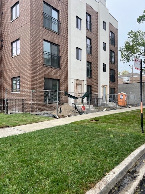 6753 N Hermitage Street