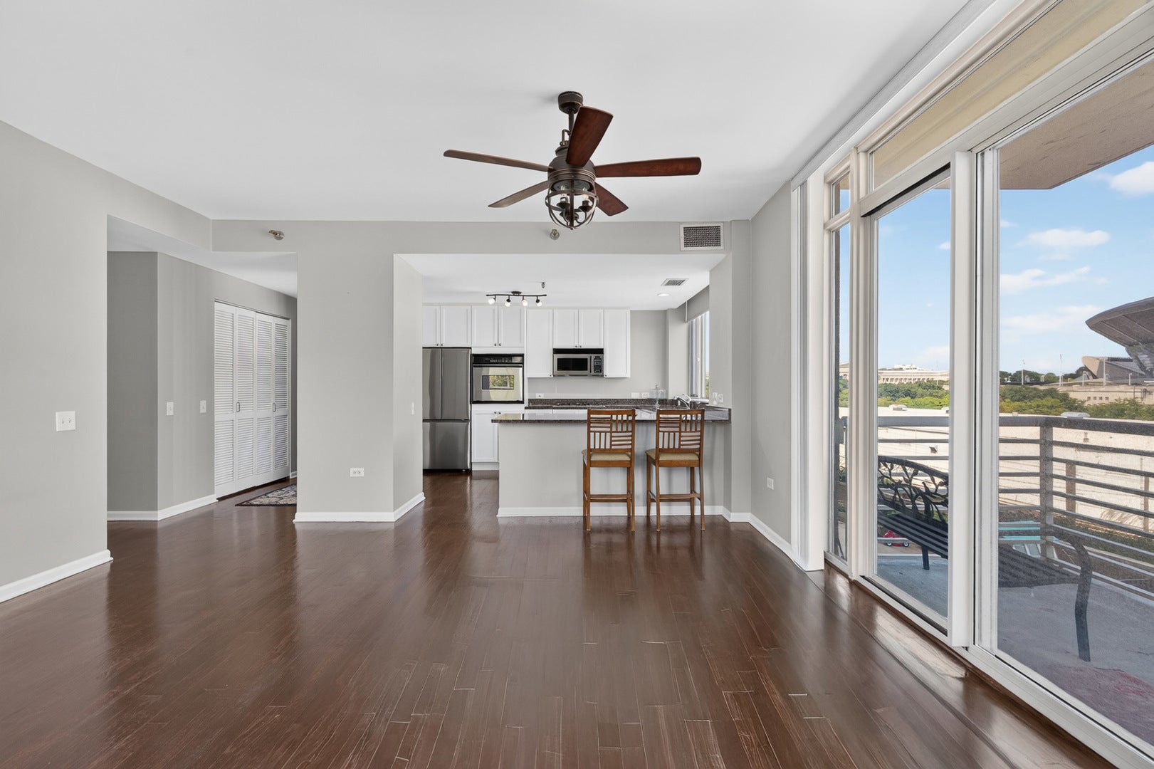 1515 S Prairie Avenue 506