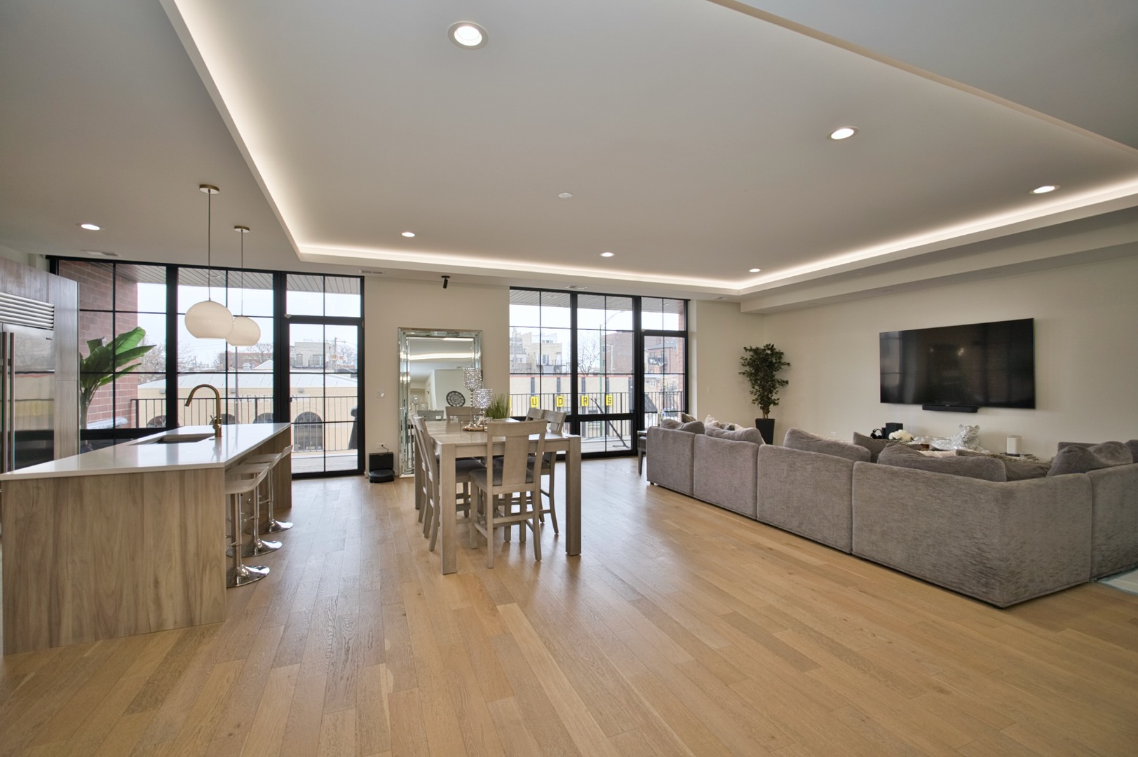 522 N Western Avenue 201