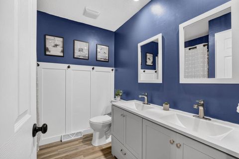 Tiny photo for 6 Sunset Circle, Bettendorf, IA 52722 (MLS # 12606346)