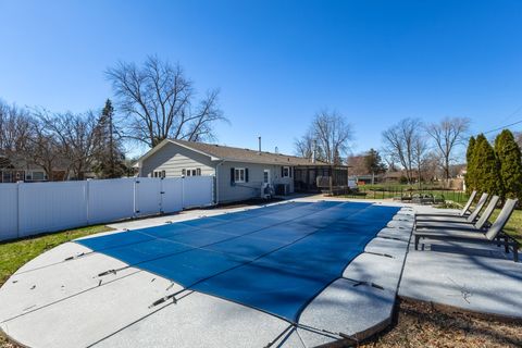 Tiny photo for 6 Sunset Circle, Bettendorf, IA 52722 (MLS # 12606346)