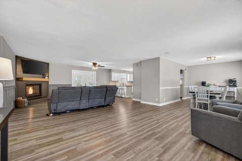 Tiny photo for 6 Sunset Circle, Bettendorf, IA 52722 (MLS # 12606346)