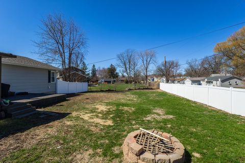Tiny photo for 6 Sunset Circle, Bettendorf, IA 52722 (MLS # 12606346)