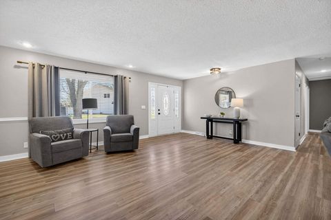 Tiny photo for 6 Sunset Circle, Bettendorf, IA 52722 (MLS # 12606346)