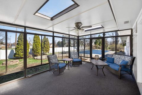 Tiny photo for 6 Sunset Circle, Bettendorf, IA 52722 (MLS # 12606346)