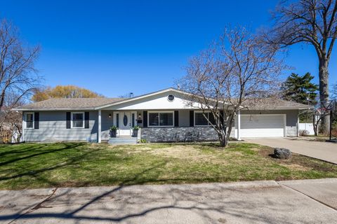 Tiny photo for 6 Sunset Circle, Bettendorf, IA 52722 (MLS # 12606346)