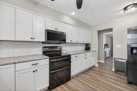 Tiny photo for 6 Sunset Circle, Bettendorf, IA 52722 (MLS # 12606346)