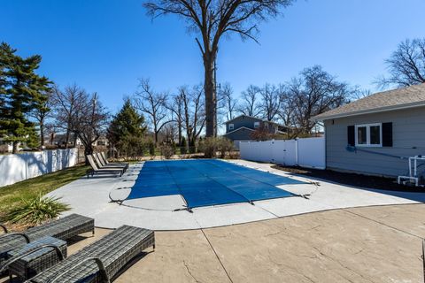 Tiny photo for 6 Sunset Circle, Bettendorf, IA 52722 (MLS # 12606346)