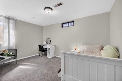 Tiny photo for 6 Sunset Circle, Bettendorf, IA 52722 (MLS # 12606346)