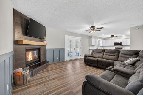 Tiny photo for 6 Sunset Circle, Bettendorf, IA 52722 (MLS # 12606346)