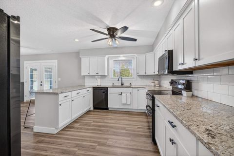 Tiny photo for 6 Sunset Circle, Bettendorf, IA 52722 (MLS # 12606346)