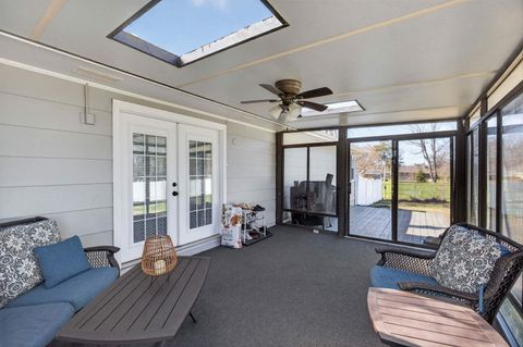 Tiny photo for 6 Sunset Circle, Bettendorf, IA 52722 (MLS # 12606346)