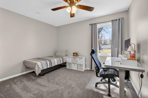 Tiny photo for 6 Sunset Circle, Bettendorf, IA 52722 (MLS # 12606346)