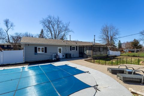 Tiny photo for 6 Sunset Circle, Bettendorf, IA 52722 (MLS # 12606346)
