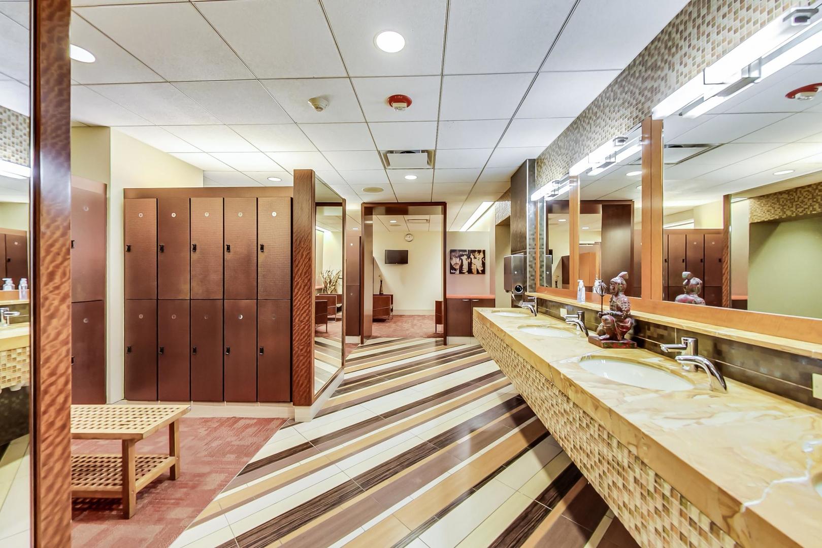 400 E RANDOLPH Street 3722