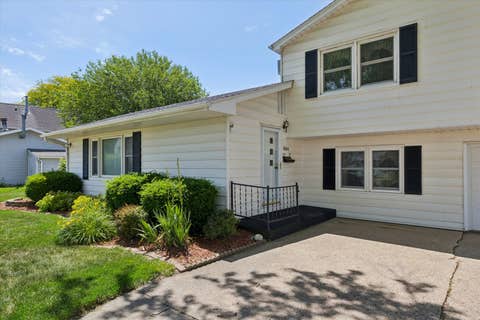 Tiny photo for 604 N 4th Street, Clinton, IA 52732 (MLS # 12667090)