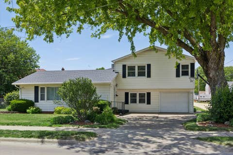 Photo of 604 N 4th Street, Clinton, IA 52732 (MLS # 12667090)
