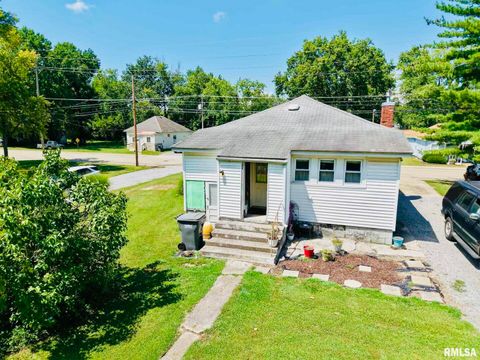 Tiny photo for 1104 W WEBSTER Street, Benton, IL 62812 (MLS # EB459163)