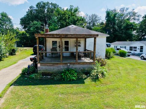 Photo of 1104 W WEBSTER Street, Benton, IL 62812 (MLS # EB459163)