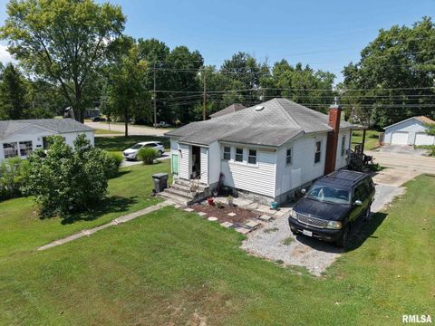 Tiny photo for 1104 W WEBSTER Street, Benton, IL 62812 (MLS # EB459163)